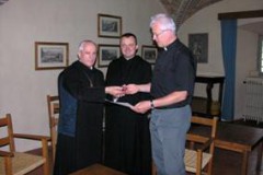 Przekazanie relikwii św. J. Gwalberta 10-07-2007 r. przez O. Opata. Lorenzo Russo