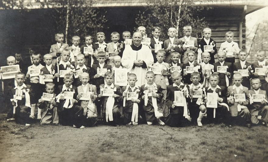Ks. Roman Dobrzański z dziećmi od I Komunii św. ? rok 1955